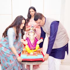 Photos: CM देवेंद्र फडणवीस के घर विराजे भगवान गणेश, बेटी और पत्नी के साथ किया बप्पा का स्वागत
