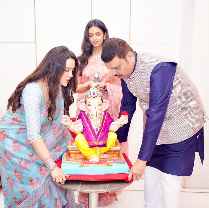 सीएम फडणवीस ने अपने आधिकारिक आवास ‘वर्षा’ में भगवान गणेश की मूर्ति की ‘प्राण-प्रतिष्ठा’ या अनुष्ठानिक स्थापना के बाद कहा कि उन्होंने ‘विघ्नहर्ता’ के रूप में जाने जाने वाले भगवान गणेश से देश और राज्य के सामने आने वाली सभी बाधाओं को दूर करने की प्रार्थना की है.