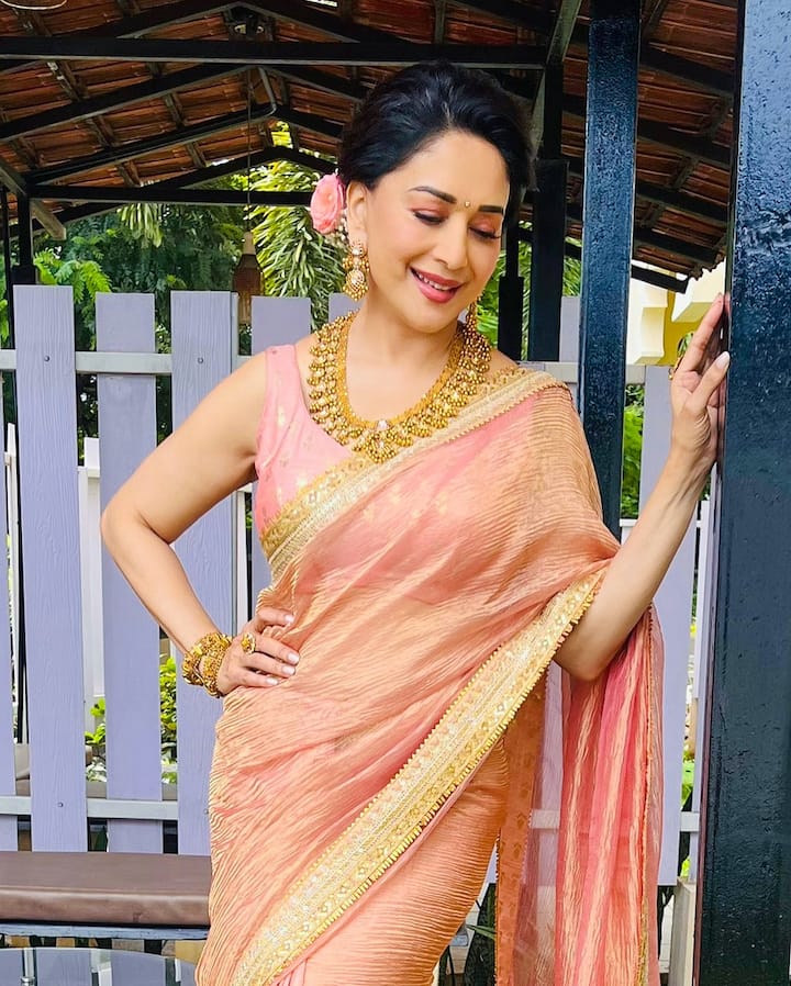 पिछले कुछ दिनों से एक्ट्रेस बहुत कम प्रोजेक्ट्स में नजर आ रही हैं। वहीं माधुरी अक्सर अपने लुक्स की वजह से चर्चा में रहती हैं। अब एक बार फिर माधुरी का लेटेस्ट लुक वायरल हो रहा है।