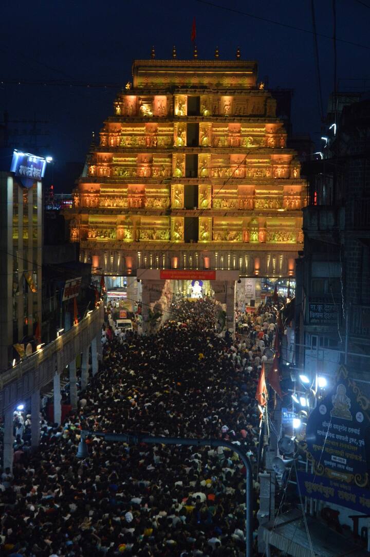 गणेश चतुर्थीला सकाळी 11वाजून 11 मिनिटांनी उत्सवाची पारंपरिक जागा असलेल्या जय गणेश प्रांगण येथे केरळमधील श्री पद्मनाभ स्वामी मंदिराच्या प्रतिकृतीमध्ये मध्यप्रदेश चित्रकुट येथील अनंत श्री विभूषित जगद्गुरु श्री रामानुजाचार्य श्री झालरिया पीठाधीश्वर श्री श्री १००८ प.पू. स्वामी घनश्यामाचार्य महाराज यांच्या हस्ते श्रीं ची प्राणप्रतिष्ठापना झाली.