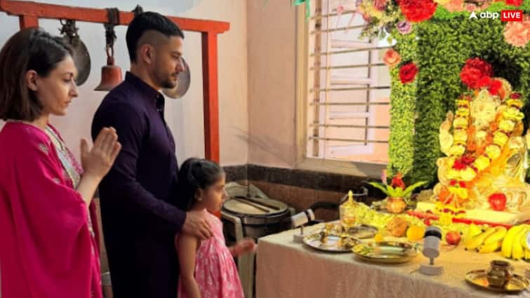 Ganesh Chaturthi 2025: गणेश चतुर्थी पर सोहा अली खान और कुणाल खेमू ने बेटी संग मंदिर में किए बप्पा के दर्शन, तस्वीरें वायरल