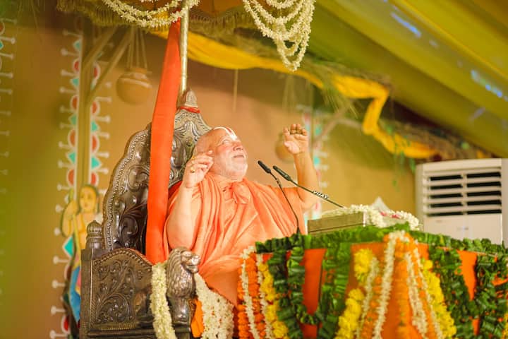 वह दुनिया के पहले दृष्टिबाधित कुलाधिपति हैं. जब वह सिर्फ दो महीने के थे, तभी ट्रेकोमा नामक बीमारी के कारण उनकी आंखों की रोशनी चली गई थी.