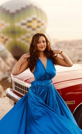 મદાલસાઃ થાઇ હાઇ સ્લિટ ડ્રેસમાં મિથનની વહૂની સુંદર તસવીરો