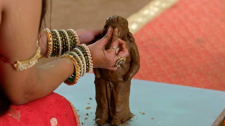 या कथेमागची पार्श्वभूमी खूपच रंजक आणि नाट्यमय आहे. कैलासावर गणेश आईच्या विरहात हरवलेला आहे. पार्वती माता योगनिद्रेत गेल्यामुळे ती ना कैलासावर आहे ना भूतलावर.