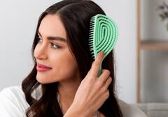 मानसून में झड़ते बालों को कैसे रोकें, ये टिप्स आएंगे आपके काम