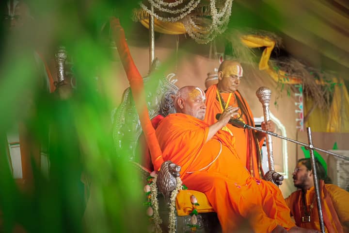 दरअसल, रामभद्राचार्य ने हाल ही में संत प्रेमानंद महाराज के संस्कृत ज्ञान को लेकर एक चुनौती भरा बयान दिया था. उनके इस बयान को कई लोगों ने प्रेमानंद महाराज का अपमान मान लिया.