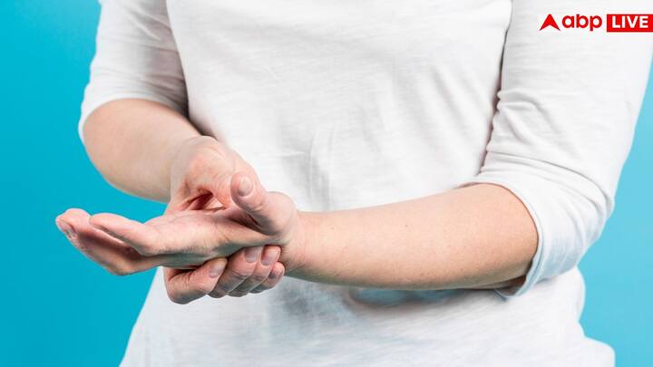 সবচেয়ে সাধারণ কারণ হল ভিটামিন B12-এর অভাব। এই ভিটামিন স্নায়ু সুস্থ রাখতে সাহায্য করে। এর অভাবে স্নায়ু ক্ষতিগ্রস্থ হওয়া, ঝিনঝিন করা, অসাড়তা, ভারসাম্য হারানো এবং হাত কাঁপার মতো লক্ষণ দেখা দিতে পারে। বিশেষ করে নিরামিষভোজী, হজমের সমস্যাযুক্ত বা কিছু বিশেষ ওষুধ সেবনকারী ব্যক্তিরা বেশি প্রভাবিত হন।