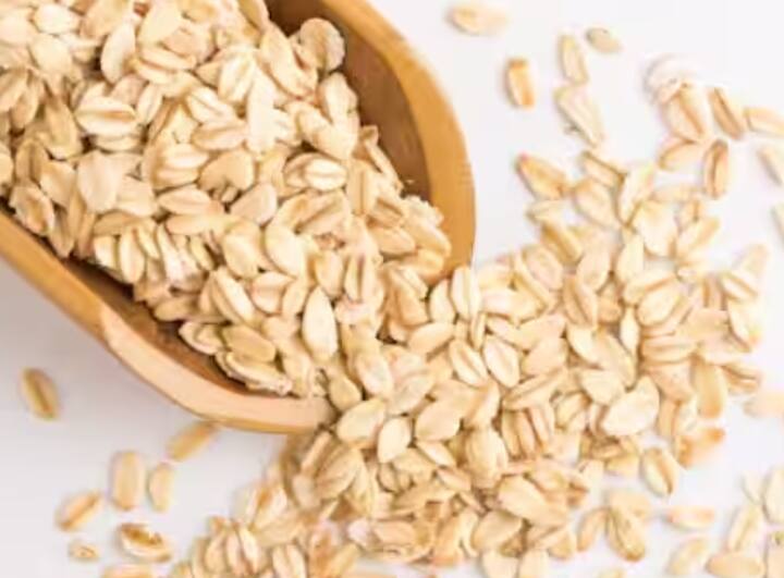 ਤੁਸੀਂ ਓਟਸ ਖਾ ਸਕਦੇ ਹੋ: ਜੇਕਰ ਤੁਸੀਂ ਹਲਕਾ ਰਾਤ ਦਾ ਖਾਣਾ ਚਾਹੁੰਦੇ ਹੋ ਤਾਂ ਓਟਸ ਇੱਕ ਚੰਗਾ ਆਪਸ਼ਨ ਹੈ। ਇਨ੍ਹਾਂ ਵਿੱਚ ਮੌਜੂਦ ਬੀਟਾ-ਗਲੂਕਨ ਫਾਈਬਰ ਬਲੱਡ ਸ਼ੂਗਰ ਨੂੰ ਕੰਟਰੋਲ ਕਰਦਾ ਹੈ ਅਤੇ ਦਿਲ ਨੂੰ ਸਿਹਤਮੰਦ ਰੱਖਦਾ ਹੈ।