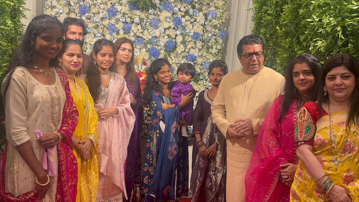 राज ठाकरे हे कलासक्त असल्याने त्यांनी शिवतीर्थ हे निवासस्थान सुंदर पद्धतीने सजवले आहे.