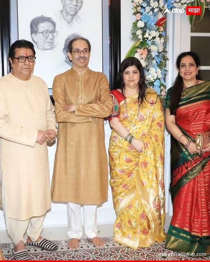 त्यासोबतच उद्धव ठाकरे आणि राज ठाकरे यांनी राज ठाकरे यांच्या निवासस्थानी असलेल्या प्रबोधनकार ठाकरे बाळासाहेब ठाकरे श्रीकांत ठाकरे यांच्या फोटो फ्रेम दाखवत त्या फ्रेम समोर फोटो एकत्रित काढला