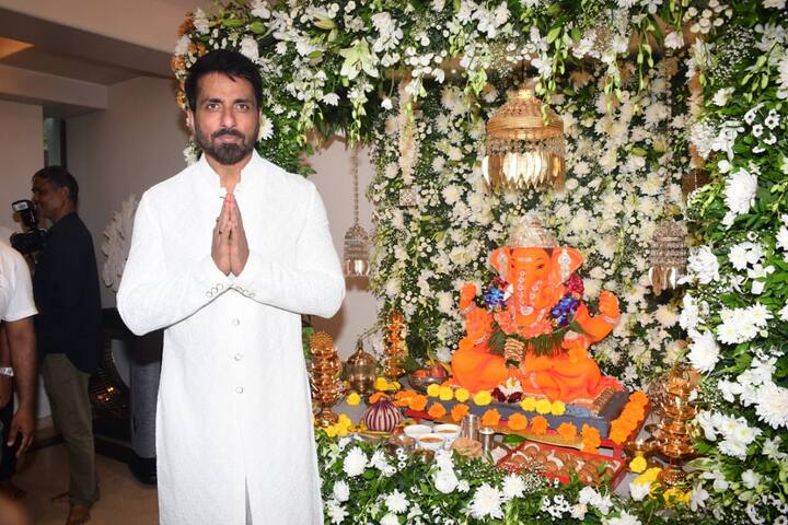 गणेश चतुर्थी पर सोनू सूद बप्पा की भक्ति में डूबे नजर आए. उन्होंने परिवार के साथ बप्पा की आरती की.