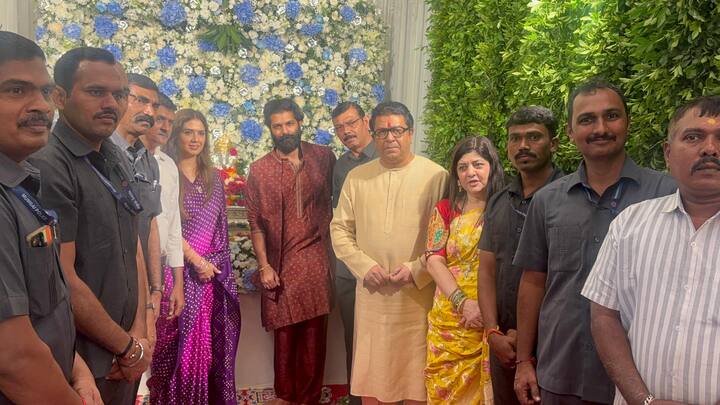 राज ठाकरे यांच्या गणपतीच्या दर्शनाला शिवसेना नेते उद्धव ठाकरे, आदित्य ठाकरे आणि रश्मीताई ठाकरे देखील उपस्थित असल्याचं पाहायला मिळालं.