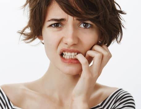 दांतों और मसूड़ों की सुरक्षा: नीम के पत्तों का इस्तेमाल सदियों से होता आ रहा है। इसके पत्तों को चबाने से दांत और मसूड़े मज़बूत होते हैं। यह सांसों की दुर्गंध और मसूड़ों के संक्रमण को दूर रखता है।