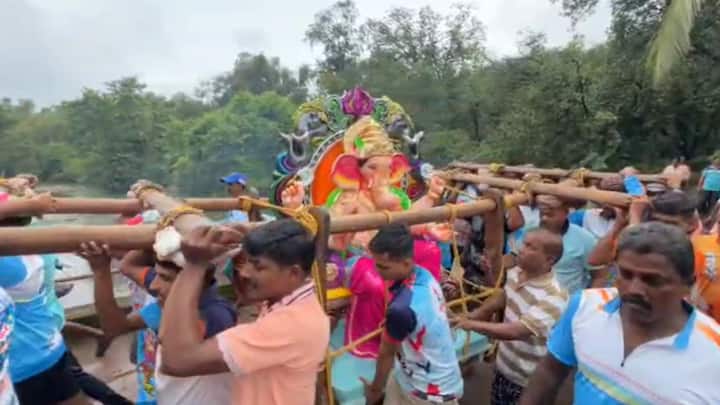 सकाळपासून लाडक्या बाप्पाला घरी आणून कोकणातील गणेश भक्त बाप्पाची मनोभावे सेवा करत आहेत.