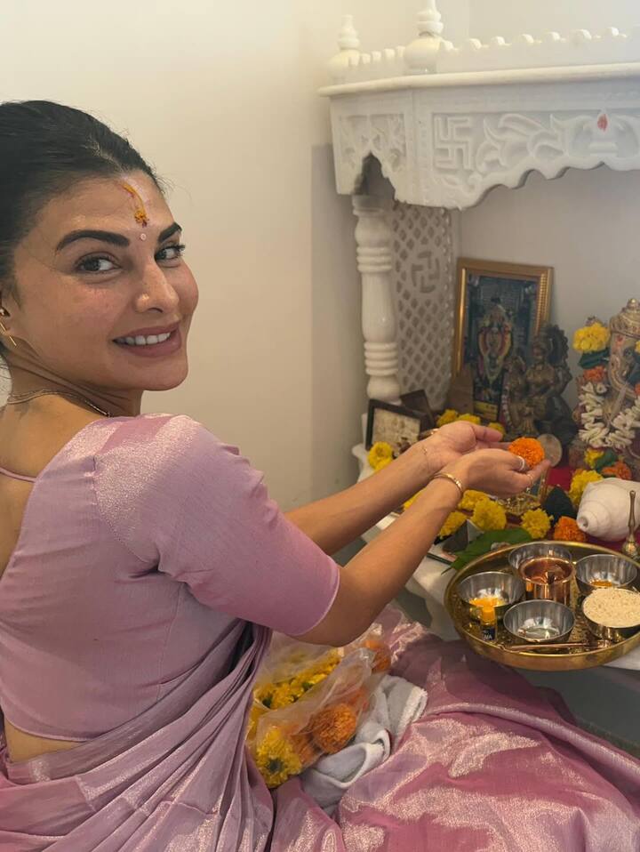 For Ganesh Chaturthi, Jacqueline wore a lavander color saree. Along with this, she also applied gajra in her hair in which she looked quite beautiful.