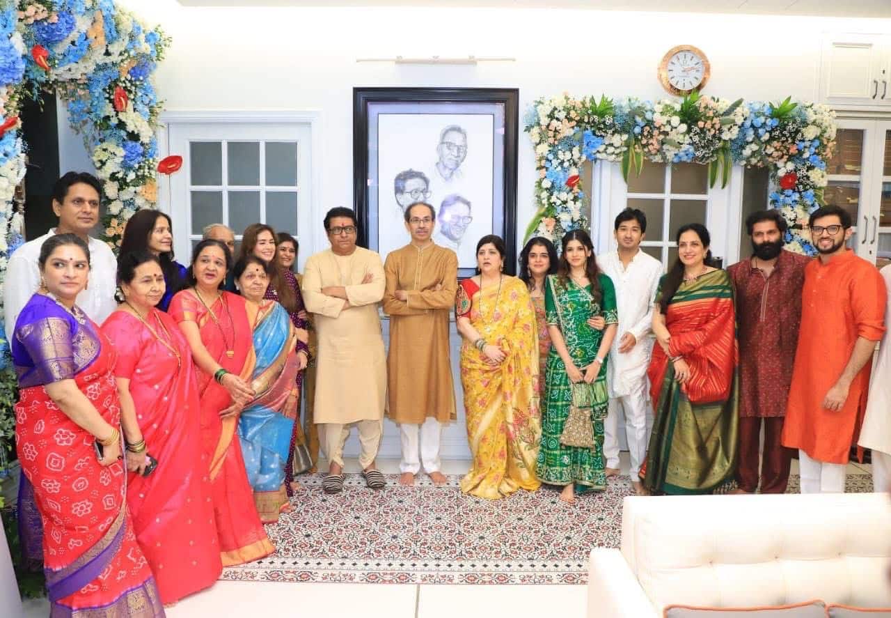 Ganesh Chaturthi 2025: राज ठाकरे के घर पहुंचे उद्धव ठाकरे, देंखे पूरे परिवार की इनसाइड तस्वीरें