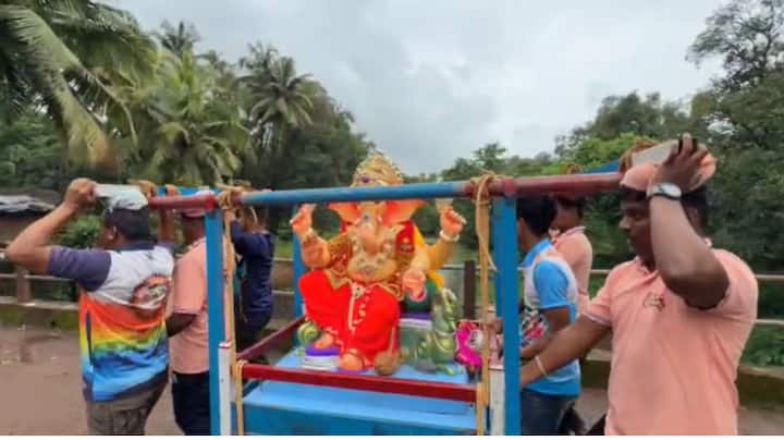 सिंधुदुर्ग जिल्ह्यात लाखो मुंबईस्थित गणेशभक्त आपापल्या घरी दाखल झाले असून जिल्ह्यात चैतन्यमय वातावरण आहे.