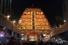 पुण्यातील दगडूशेठ गणपतीचे जल्लोषात आगमन, भव्य रथातून काढली थाटात मिरवणूक