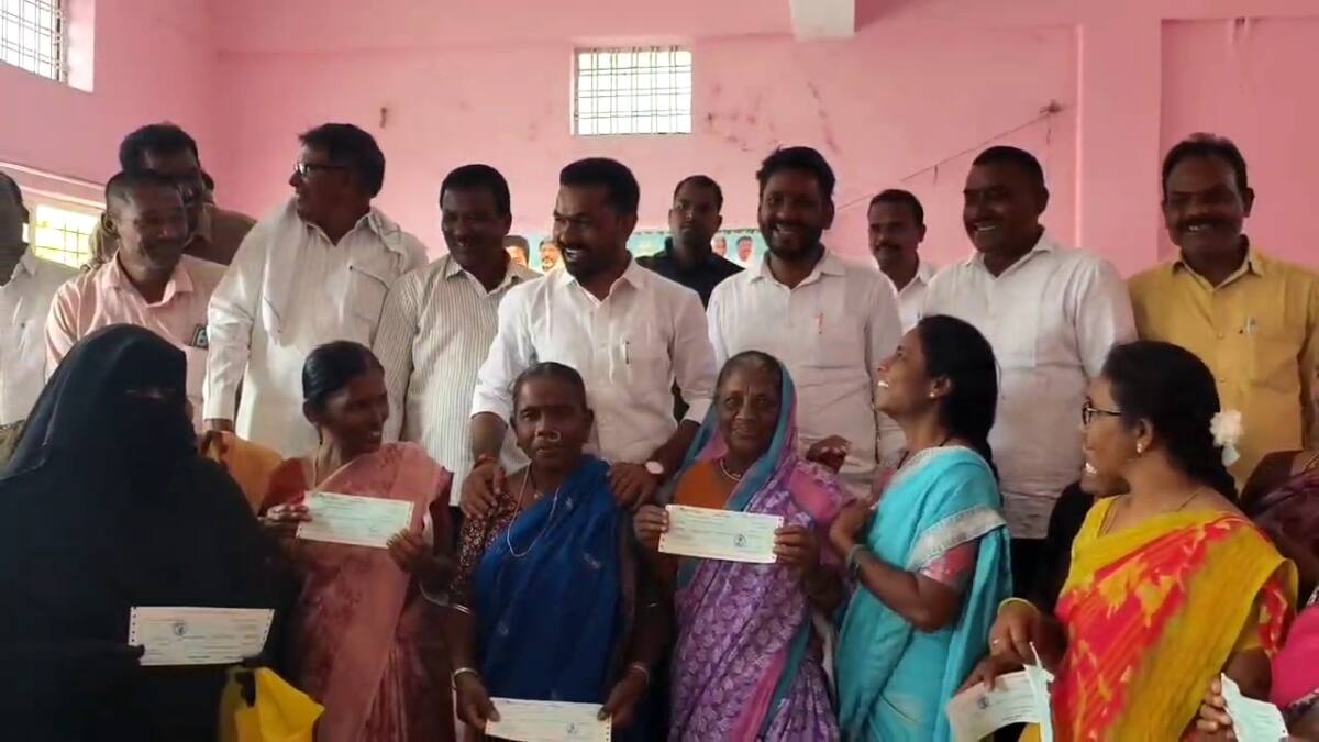 Kalyana Lakshmi Scheme: తల్లికి కళ్యాణలక్ష్మి చెక్కు అందజేసిన కాంగ్రెస్ ఎమ్మెల్యే... అది చూసి అంతా షాక్