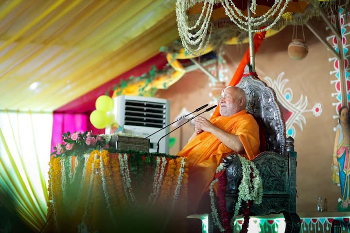 बचपन में आंखों की रोशनी खोने के बावजूद उन्होंने हार नहीं मानी. उच्च शिक्षा प्राप्त करने के बाद धर्म और अध्यात्म के प्रचार के लिए रामकथा की शुरुआत की और उससे मिलने वाली दक्षिणा को दिव्यांगों की सेवा में लगाया.