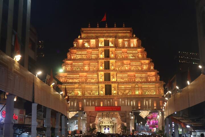 पुण्यातील दगडूशेठ गणपतीची भव्य रथातून थाटात मिरवणूक काढत आगमन करण्यात आले.