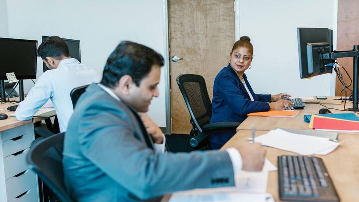 The ministry emphasized that the efforts of the Center are contributing to the development of women entrepreneurs. At the national level, 70 central schemes of 15 ministries and more than 400 state level schemes are focused on promoting women entrepreneurship. According to the data, the employment capacity of women graduates has increased from 42 percent in 2013 to 47.53 percent in 2024.