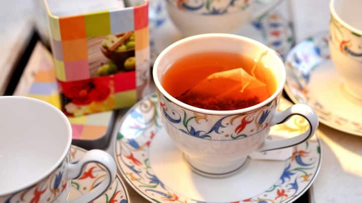Both green tea and black tea are made from Camellia Sinensis plant. The difference is only in their processing. Green tea is less processed due to which the cateches and antioxidants present in it are safe. At the same time, black tea is completely oxidized, due to which its color is dark and taste strong.