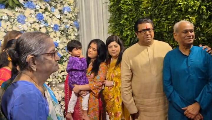 महत्त्वाचं म्हणजे, राज ठाकरे यांनी त्यांच्या सुरक्षा रक्षक आणि सर्व हाऊस स्टाफ सोबतही फोटो सेशन केलं आहे.