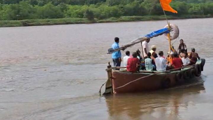 गणपती बाप्पाला होडीतून घरी नेतानाचे दृश्य