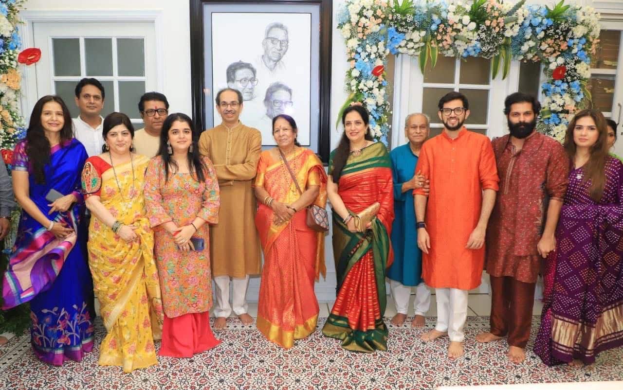 Ganesh Chaturthi 2025: राज ठाकरे के घर पहुंचे उद्धव ठाकरे, देंखे पूरे परिवार की इनसाइड तस्वीरें