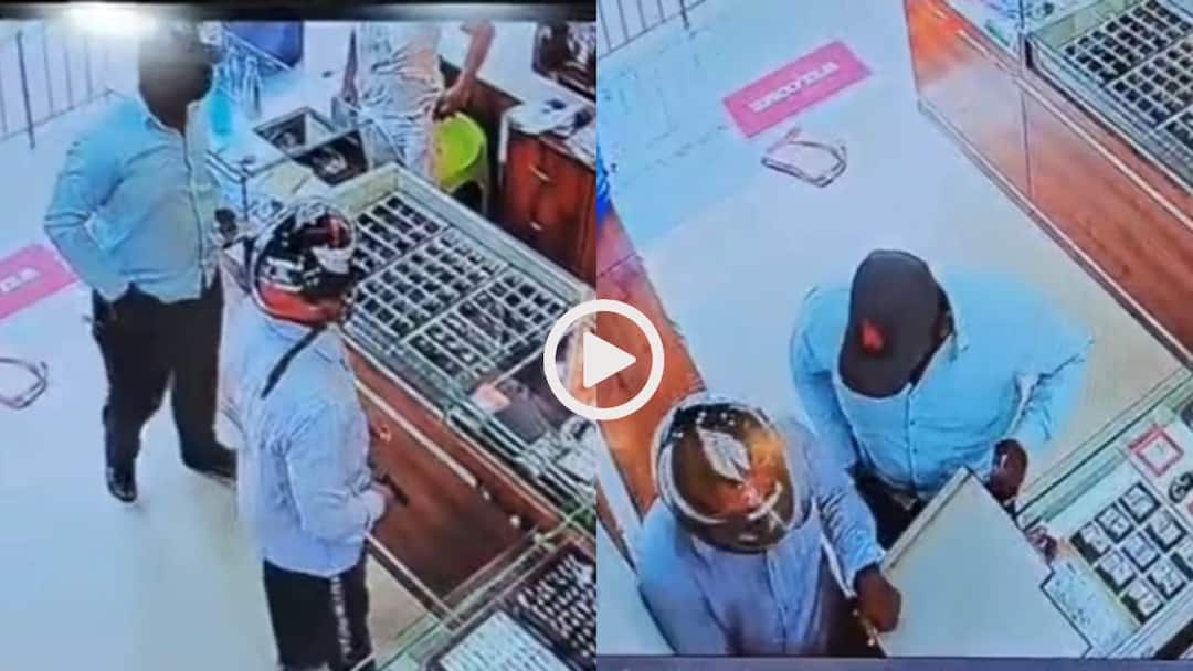 Video: ज्वेलरी शॉप लूटने आए बदमाशों को दुकानदार ने दौड़ाया, ऐसे दिया साहस का परिचय, देखें वीडियो Watch attempt of armed robbery at a jewellery shop in Karnataka Belagavi district was foiled Viral Video Video: ज्वेलरी शॉप लूटने आए बदमाशों को दुकानदार ने दौड़ाया, ऐसे दिया साहस का परिचय, देखें वीडियो