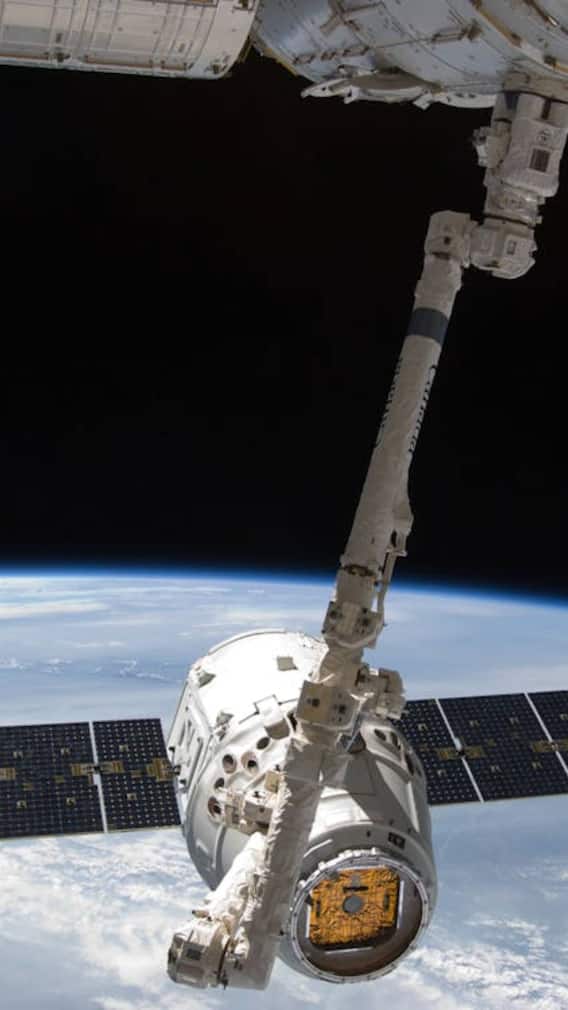 एक दिन में पृथ्वी के कितने चक्कर लगाता है ISS?