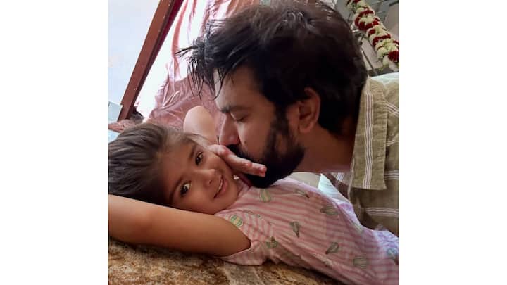 এখানেই শেষ নয়, কন্যা জিয়ানার সঙ্গেও একগুচ্ছ ছবি শেয়ার করে নিয়েছেন রাজীব। জিয়ানা একটু বড় হয়েছে। আর বাবাকে কাছে পেয়ে সে দিব্য় খুশি। বাবার সঙ্গে খুনসুটিতে মেতেছে সে। সেই ছবিই শেয়ার করে নিয়েছেন রাজীব সোশ্যাল মিডিয়ায়।