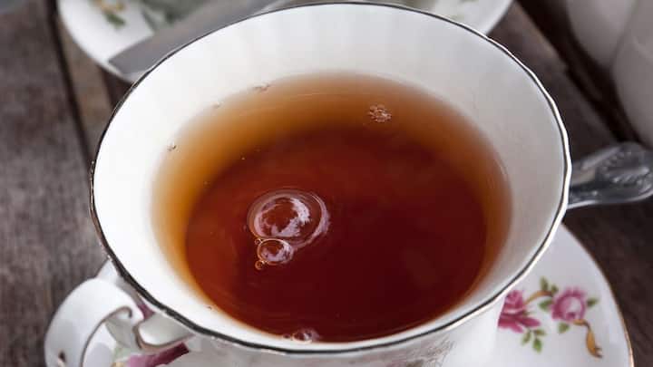 ब्लैक टी में ग्रीन टी की तुलना में ज्यादा कैफीन होती है. इसी वजह से यह तुरंत एनर्जी देने और दिमाग को एक्टिव रखने में मदद करती है. सुबह की शुरुआत या काम के बीच फोकस बनाए रखने के लिए ब्लैक टी अच्छा ऑप्शन मानी जाती है.