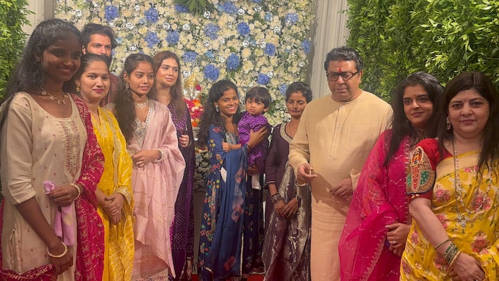 बाप्पाची प्राणप्रतिष्ठा झाल्यानंतर राज ठाकरेंसह अमित ठाकरे बाप्पाची पूजा करताना दिसतायत.