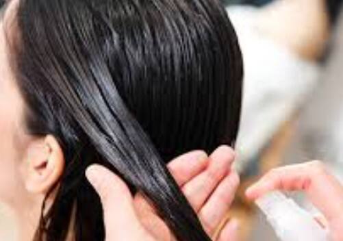 हेयर मास्क का करें इस्तेमाल: मानसून में घर पर बने हेयर मास्क जैसे दही और मेथी का पेस्ट, एलोवेरा जेल या अंडे का मास्क लगाएं. इससे बालों को पोषण मिलेगा और झड़ना कम होगा.