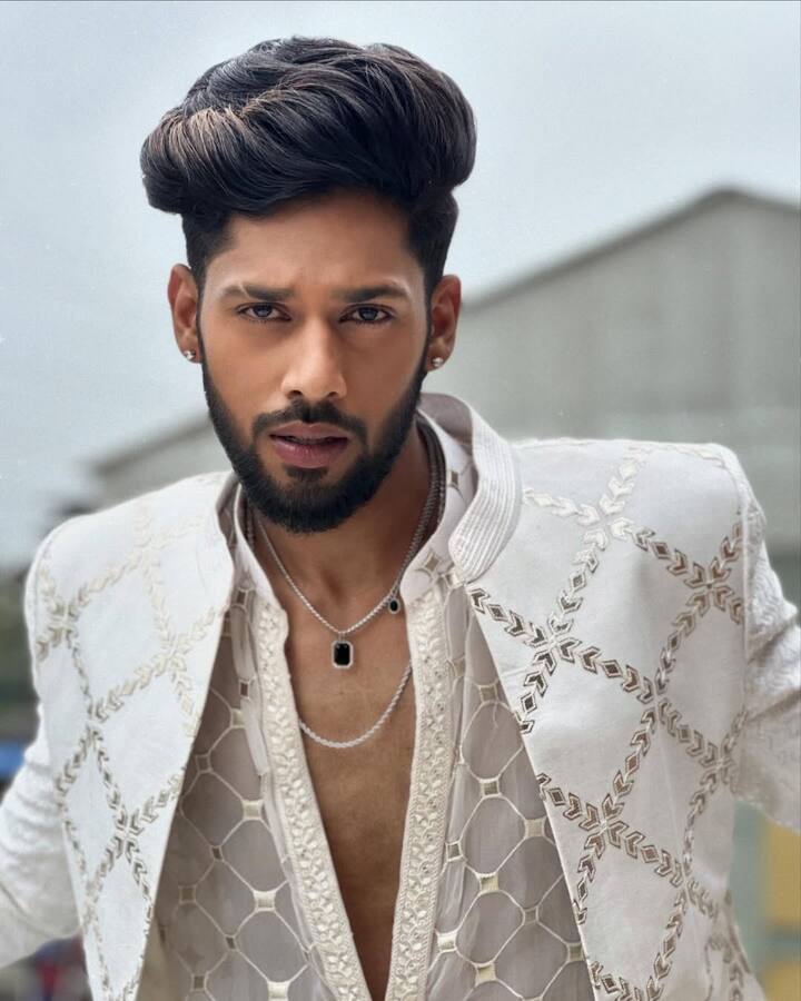 बिग बॉस में एंट्री से पहले एक इंटरव्यू के दौरान बसीर ने कहा था कि मैं रिलेशनशिप के लिए हमेशा ओपन हूं. मेरी पहली गर्लफ्रेंड 5वीं क्लास में बनी थी.