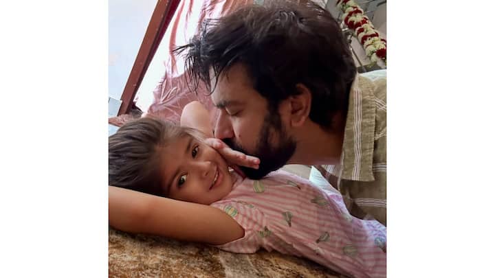 এর মধ্যেই ভাইরাল হয়েছিল একটি ভিডিও। সেখানে দেখা গিয়েছিল, অনলাইনো পোশাক বিক্রি করছেন চারু। এই ভিডিও ভাইরাল হতেই চারু জানান, তিনি অনেকদিন ধরেই এই কাজ করেন। বিকানেরে চলে আসার পরে তিনি বিকল্প পেশার সন্তান করছেন। তবে আবার ভাল কাজ পেলেই তিনি ফিরবেন মুম্বইতে।