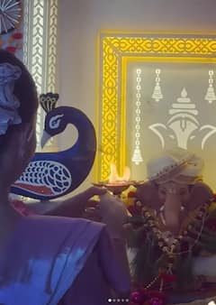 जैकलीन फर्नांडिस के घर पहली बार पधारे गणपति बप्पा, साड़ी पहनकर एक्ट्रेस ने की पूजा