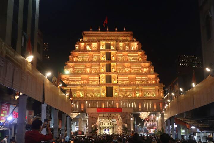 श्रीमंत दगडूशेठ हलवाई सार्वजनिक गणपती ट्रस्टने मध्यप्रदेश चित्रकुट येथील अनंत श्री विभूषित जगद्गुरु श्री रामानुजाचार्य श्री झालरिया पीठाधीश्वर श्री श्री १००८ प.पू. स्वामी घनश्यामाचार्य महाराज यांच्या हस्ते श्रीं ची प्राणप्रतिष्ठापना केली.