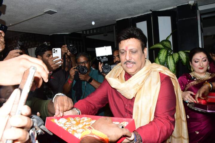 On the occasion of Ganesh festival, both husband and wife were seen distributing sweets to everyone together. Govinda also included paps in his happiness with family. Fans liked his sweet gesture.