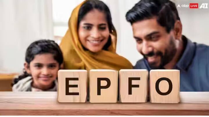 মাস ফুরনোর আগেই হাতটান পড়ে আজকাল। সংসার চালাতে গিয়ে হিমশিম খাচ্ছেন মধ্যবিত্তরা।