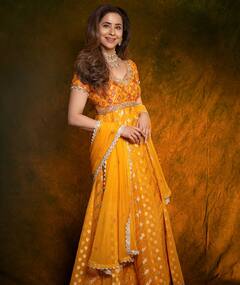 गणेश उत्सव के लिए परफेक्ट है उर्मिला मातोंडकर की ये येलो ड्रेस, आप भी ले सकती हैं इंस्पिरेशन