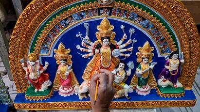 বর্ধমানের শিল্পীর তৈরি দুর্গাপ্রতিমা চলল কানাডায়, নিখুঁত শিল্পে আটকাবে চোখ
