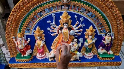 বর্ধমানের শিল্পী সিদ্ধার্থ পাল এবং স্ত্রী তন্দ্রা পাল গত কয়েকদিন ধরে দিনরাত খেটে প্রায় আড়াই কেজি ওজনের এই প্রতিমা তৈরি করেছেন।