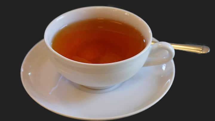 दोनों ही चाय में कैफीन होती है जिसका ज्यादा सेवन अनिद्रा, घबराहट या दिल की धड़कन बढ़ा सकता है. वहीं ब्लैक टी दांतों पर दाग छोड़ सकती है. इसके अलावा ग्रीन और ब्लैक टी आयरन के अवशोषण को कम कर सकती है इसलिए इन्हें खाने के तुरंत बाद नहीं पीना चाहिए.
