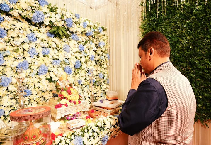 आज सकाळीच मुख्यमंत्री देवेंद्र फडणवीस यांनी राज ठाकरेंकडे जाणार असल्याचं जाहीर केलं होतं .