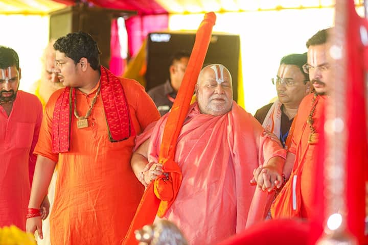रामभद्राचार्य का संस्कृत अध्ययन वाराणसी स्थित संपूर्णानंद संस्कृत विश्वविद्यालय से हुआ है. यहीं से उन्होंने वेद, दर्शन और संस्कृत व्याकरण में गहरी पकड़ बनाई. इसी विश्वविद्यालय से उनकी विद्वत्ता की नींव रखी गई, जिसने उन्हें जगद्गुरु का दर्जा दिलाया.