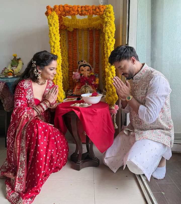 Along with husband Vikas Jain, he has shared his pictures on Instagram handle while worshiping Ganesh ji. In his house, he made a small pavilion of Ganpati Bappa and decorated it with flowers. The statue of Ganpati Bappa and the decoration of his pavilion looks quite cute.