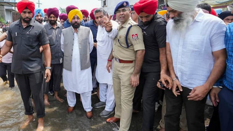 <div>Punjab CM Mann Visits Flood-Hit Gurdaspur, Deploys State Chopper For Relief: 'People Gave Us This Helicopter'</div>
